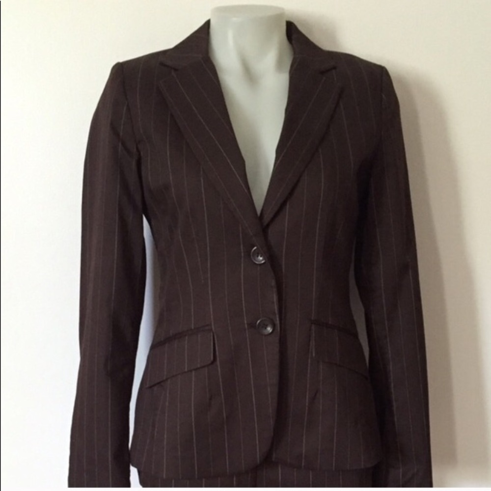 Super cute brown/white suit! Bottoms 8/Top 6